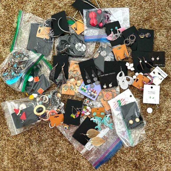 Mixed Lot of Vintage & Modern 50+ Trendy Earrings Hoops Studs Dangles Jewelry - Picture 1 of 8